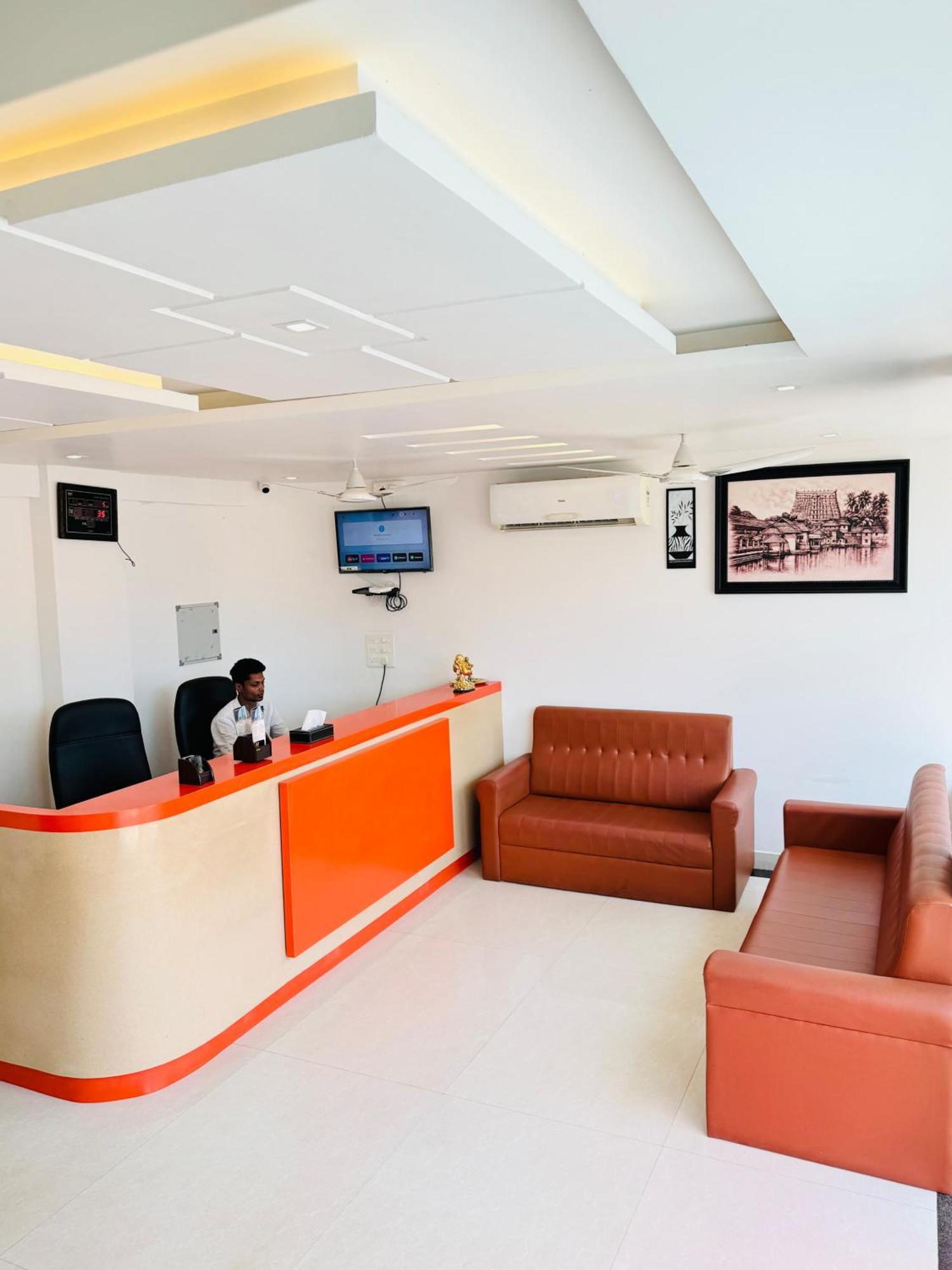 Royal International Hotel Trippapur Exterior photo