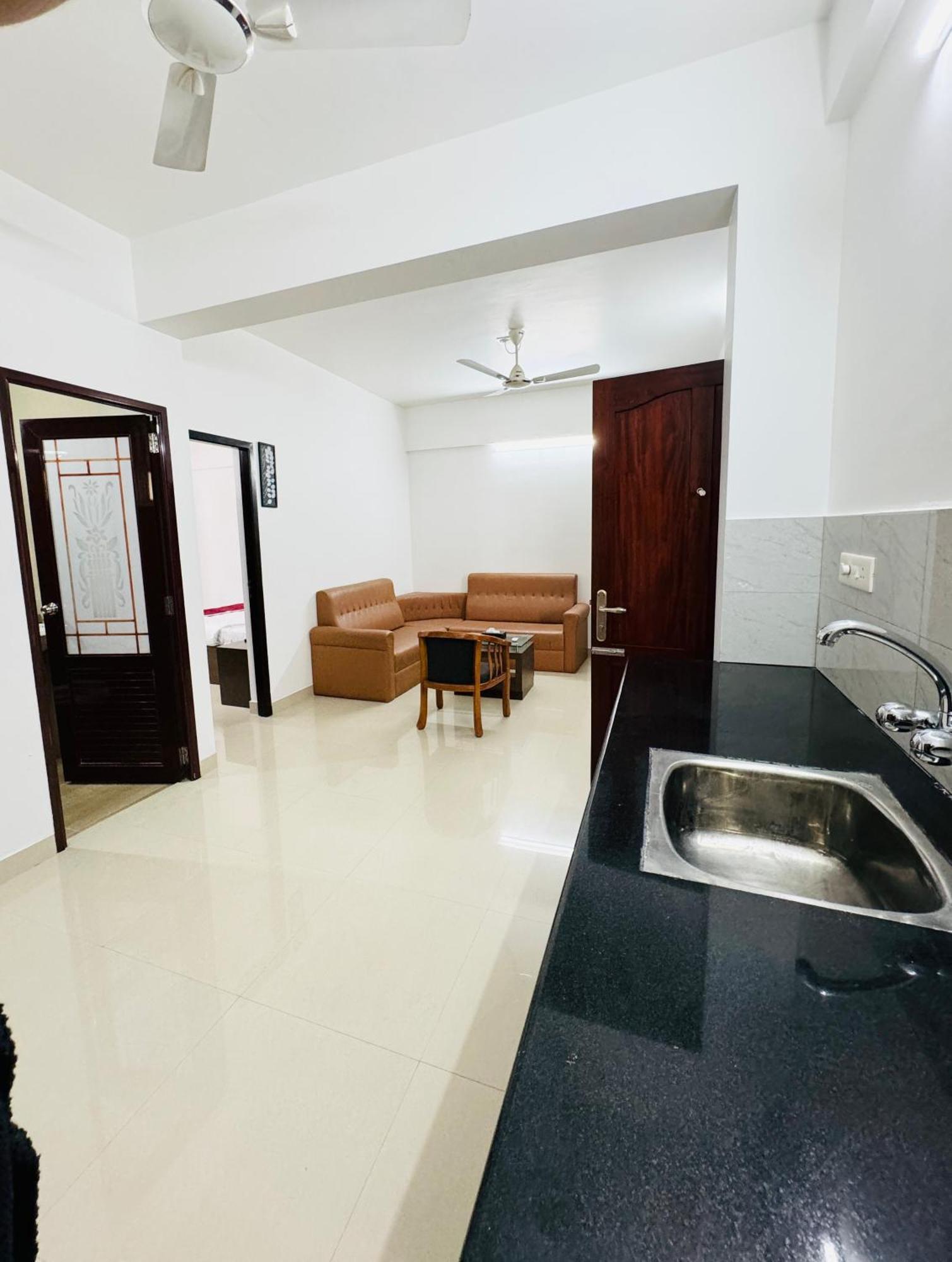 Royal International Hotel Trippapur Exterior photo