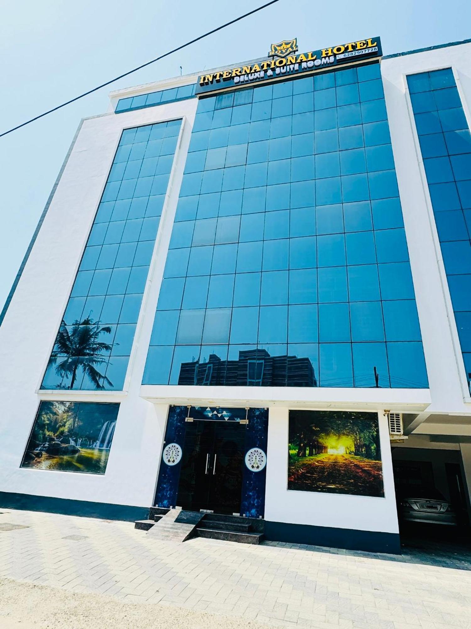 Royal International Hotel Trippapur Exterior photo