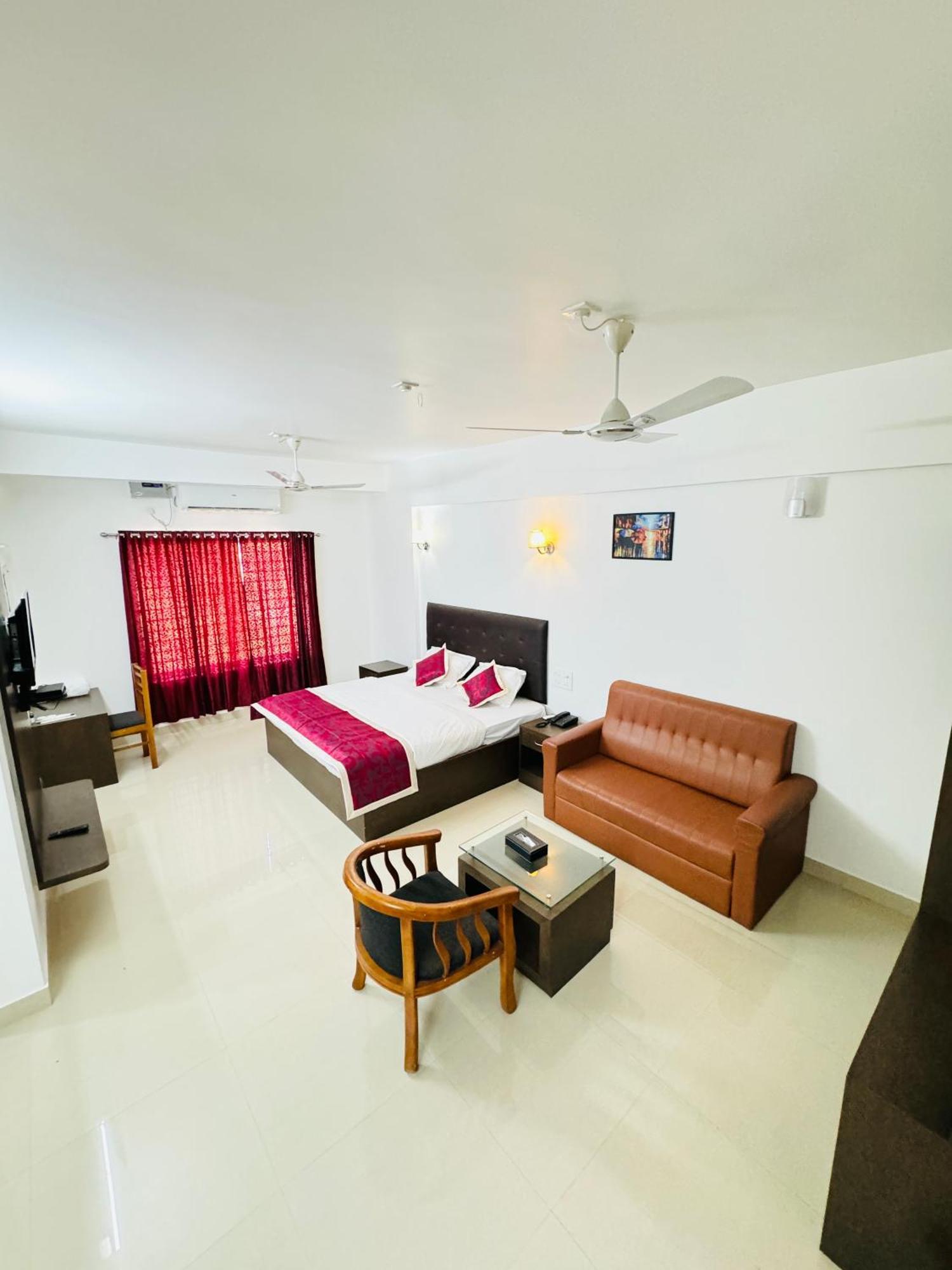 Royal International Hotel Trippapur Exterior photo