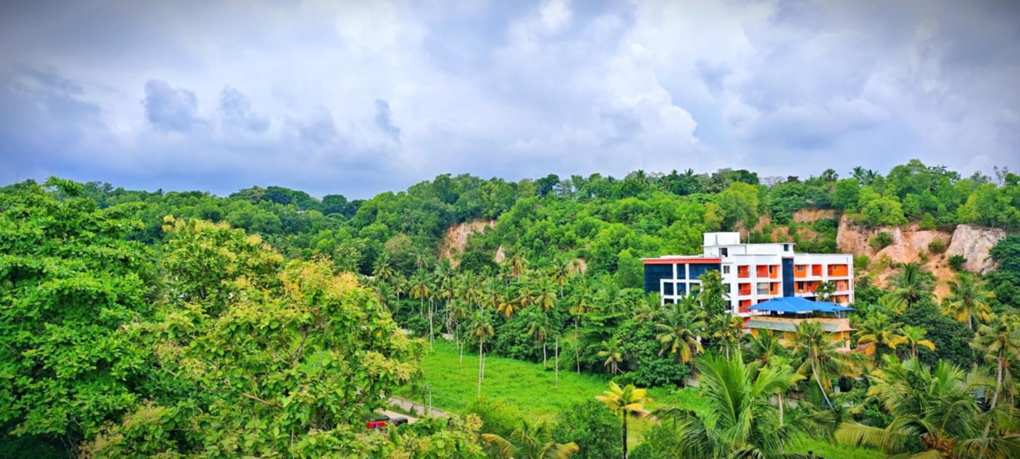 Royal International Hotel Trippapur Exterior photo